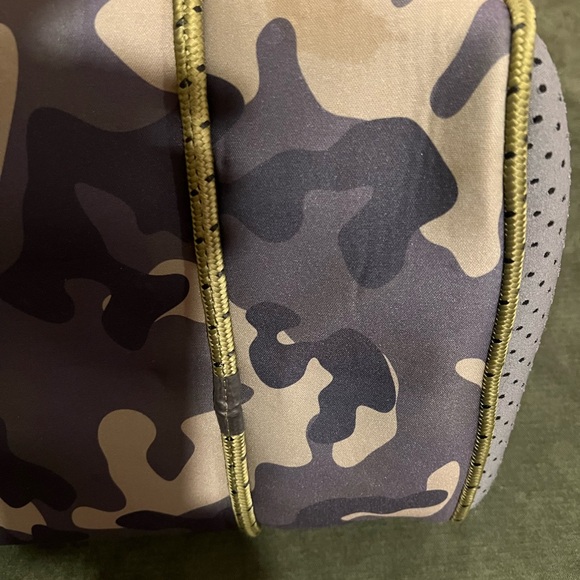 Parker and Hyde Neoprene Tote with pouch - Picture 5 of 6